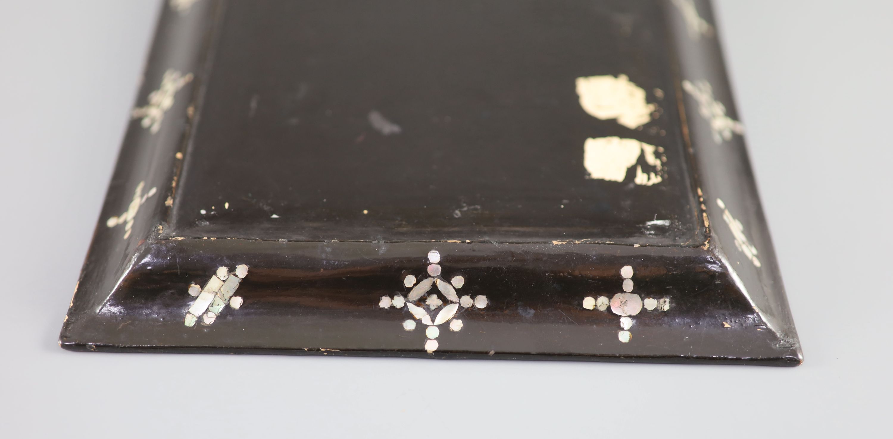 A Chinese lac burgaute square dish, 18th century, 18.5cm